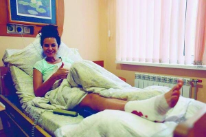 Співачка Настя Каменських лежить у лікарні після стрибка з парашутом. Мала операцію на правій нозі. На лівій є великий шрам після автомобільної аварії 10 років тому. Кажуть, через це не носить короткі спідниці