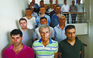 18 липня в Туреччині заарештували підозрюваних у спробі держперевороту. Колишній командувач військово-повітряних сил країни Акин Озтюрк (середній у першому ряду) свою причетність до путчу заперечує