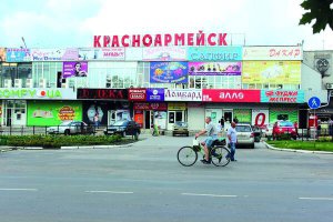 Місто Покровськ до перейменування називалося Красноармійськом. Там проживали понад 65 тисяч людей, за даними 2013 року. Сюди переїхав Донецький національний технічний університет