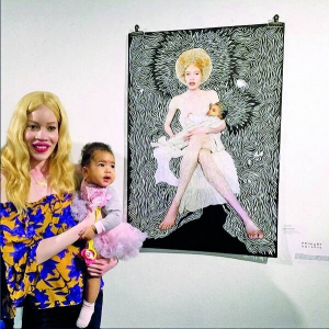Американська модель Діандра Форрест стоїть із донькою Рейн біля картини зі своїм зображенням. Її батьки — темношкірі