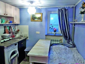 Квартиру-студію площею 10 квадратних метрів здають в оренду в центрі Києва за 3500 гривень. У помешканні є душ, туалет. Кімната розділена на кухню та спальню. Там помістилося ліжко, стіл, стілець, плита і пральна машинка