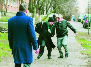 Кадр із серіалу ”Потрійний захист”. Спиною стоїть актор Євген Воловенко. Його герой — колишній міліціонер продовжує слідство неофіційно