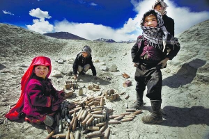 Афганські діти з документального фільму ”Земля просвітлених” шукають у горах гільзи. У них перевозять наркотики