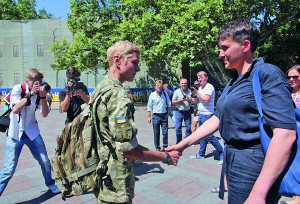 Народний депутат Надія Савченко вітається з жінкою-військовослужбовцем на акції протесту проти мера міста в Одесі, 24 липня