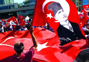 Прибічники різних партій розмахують прапорами Туреччини на площі Таксім у Стамбулі. Опозиційна республіканська партія закликала людей прийти на ”ралі Свободи”. Говорили про необхідність підтримувати законну владу