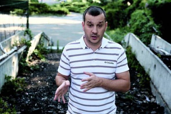 Віктор АНДРУСІВ, 33 роки, кандидат політичних наук, публіцист. Народився 25 липня 1983 року у Львові. Закінчив факультет міжнародних відносин Національного університету імені Івана Франка. 2005-го переїхав до Києва. Вчився в аспірантурі Національного інституту стратегічних досліджень. Захистив дисертацію ”Механізми формування спільної ідентичності в Євросоюзі та перспективи їх застосування в Україні”. Автор футуристичної книжки ”Змінити майбутнє” – про Україну в найближчі десятиліття. Прихильник християнської демократії. З 2010 року був заступником голови політичної партії ”Демократичний альянс”. Вийшов напередодні парламентських виборів 2014-го. Брав участь у розробці законів ”Про доступ до публічної інформації” та ”Про громадські об’єднання”. Із липня 2015-го по лютий 2016 року – заступник голови Донецької військово-цивільної адміністрації з гуманітарних питань. Від 21 липня – виконавчий директор Українського інституту майбутнього. Займається змішаними єдиноборствами, практикує рукопаш гопак. Любить кататися на лижах. Одружений. Має доньку