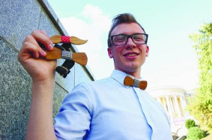 Киянин Олександр Левченко показує на майдані Незалежності краватки-”метелики” власного виробництва. ”Вуса” та класичний ”метелик” — найпопулярніші серед покупців моделі