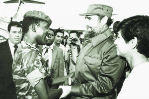 Зустріч президента Буркіна-Фасо Томаса Санкари (у формі ліворуч) з головою Державної ради Куби Фіделем Кастро, Уагадугу, 1987 рік