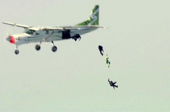 На кадрі з відео: скайдайвер-екстремал Люк Айкінс (у зеленому) вистрибує з літака на висоті 7620 метрів. 30 липня 2016