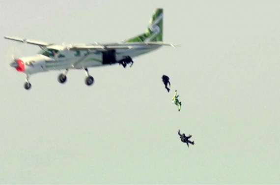 На кадре с видео: скайдайвер-экстремал Люк Айкинс (в зеленом) выпрыгивает из самолета на высоте 7620 метров. 30 июля 2016