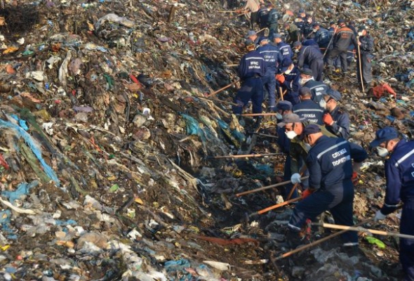 Трьох загиблих рятувальників і еколога колеги шукали без спеціальної техніки і обладнання. Десятки тисяч тонн сміття розгрібали граблями і лопатами. Волонтери підвозили воду і засоби індивідувального захисту