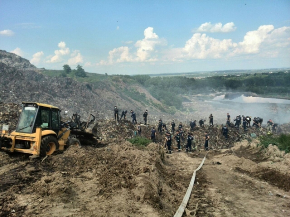  Спасатели искали погибших коллег под угрозой очередного смещения. Накануне пожарные тушили свалку водой, вылили ее несколько десятков тонн