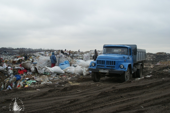 Жители села Большие Грибовичи сортируют мусор. Один собирает металл, другой бутылки, третий - пищевые отходы. Средний месячный доход - до тысячи долларов