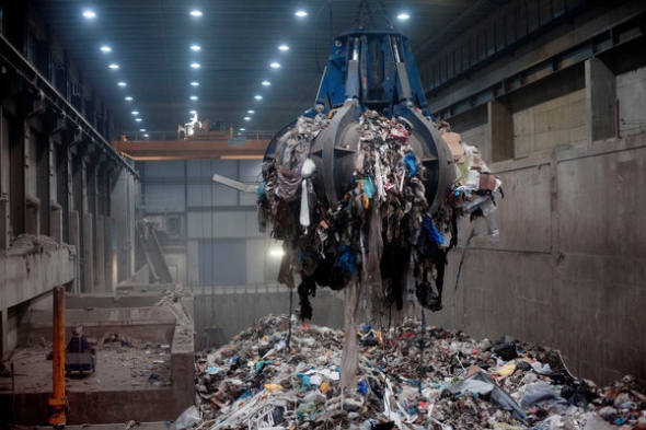 Лидером мусороперерабатывающей отрасли является Швеция. Там перерабатывают 99 процентов мусора. Также закупают отходы в Германии, Бельгии, Румынии, Болгарии, Италии. Их сжигание обеспечивает тепло в 900 тысячах домах