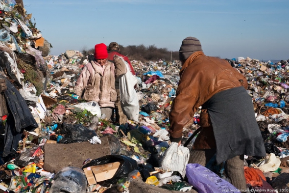 На смітнику заробляють на утилізації побутових відходів з міста. Приїжджає комунальна машина - записують 10 тонн. Насправді, там 2 тонни. За вивіз 8 тонн повітря платять львів'яни