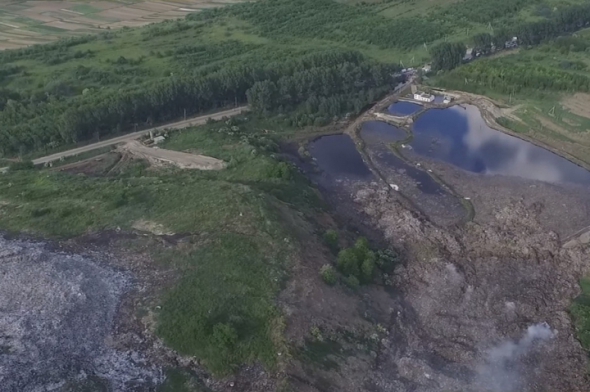 На 6 гектарах біля звалища викопали гудронні озера, де виливали продукти переробки Львівського мастильно-нафтового заводу. Ями обклали глиною, плитами. У сусідніх озерах знаходили упаковки від таблеток - там утилізовували медикаменти