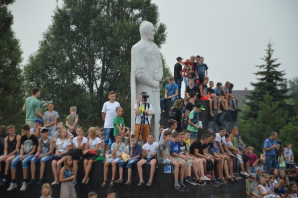 Памятник князю Святославу установили в прошлом году активисты ГК "Азов". Раньше здесь стоял Ленин