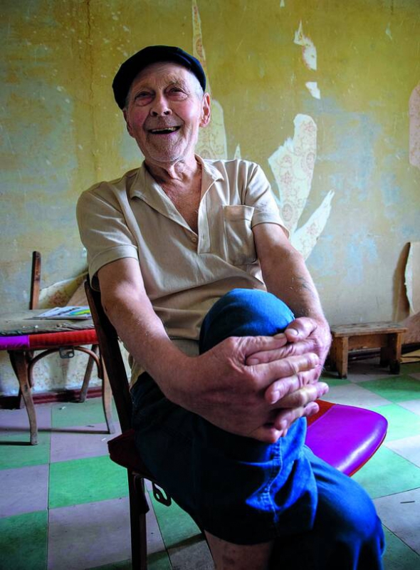 80-річний Володимир Леонідович живе із дружиною у районі цукрового заводу – раніше працював електриком