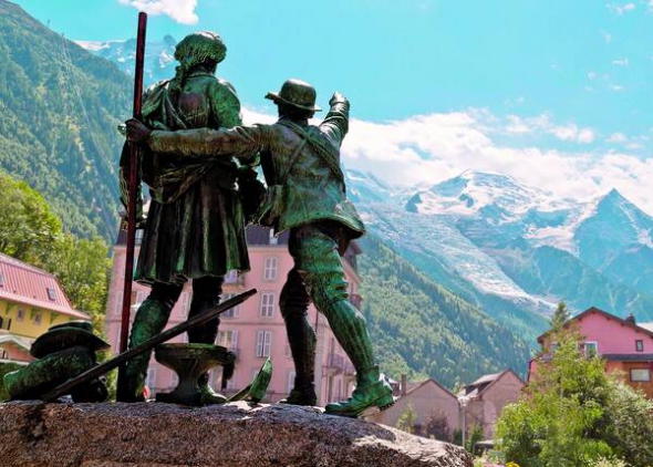 Пам’ятник швейцарському геологу Орасу де Соссюру й мисливцю Жаку Бальма в долині Шамоні біля гори Монблан на кордоні Італії, Франції та Швейцарії. Перший пообіцяв винагороду за сходження на вершину, другий підкорив її