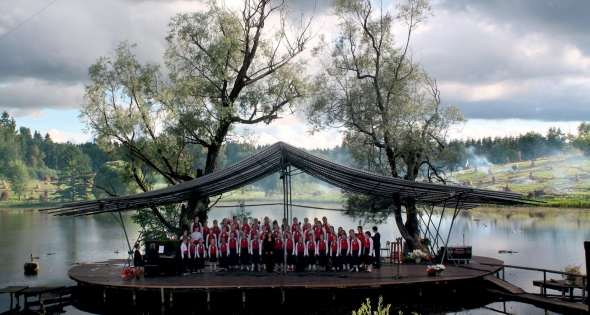 Київський хор "Щедрик" виступає  в альтанці посеред озера на туристичному хуторі Лейґо під час гастролей в Естонії, 2015 рік 