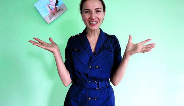 Марина РОМАНЕНКО, 42 роки, дитячий психолог, бізнес-тренер, власник мережі центрів раннього розвитку ”Перша дитяча академія”. Народилася в Києві. Мати – диспетчер автобази, батько – інженер-будівельник. Навчалася на факультеті психології Київського університету імені Тараса Шевченка. З першого курсу працювала в міжнародній тренінговій компанії. Прочитала понад дві тисячі книжок із психології. Коли з’явилися діти, почала відкривати приватні дитячі садки й центри раннього розвитку. Має три заклади. 2007 року створила ”Школу професійних батьків”. Любить подорожувати, найбільше подобаються США, Кіпр та Грузія. Пише картини. Улюблений письменник – Джек Лондон. Заміжня, має сина 20-річного Назара й доньку 11-річну Марію. Виховала двох доньок чоловіка від попереднього шлюбу
