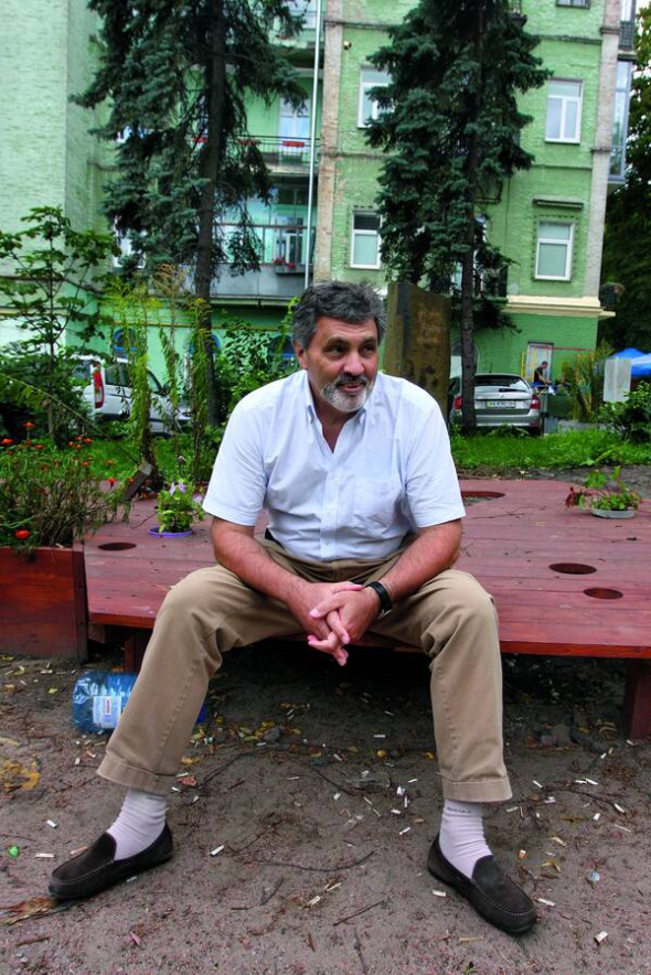 Олексій КУРОП’ЯТНИК 57 років, директор департаменту міжнародної безпеки благодійного фонду ”Майдан закордонних справ”, експерт Центру з дослідження армії, конверсії та роззброєння. Автор ”Стратегії з повернення Криму”, 2014 рік. Народився 1959-го в Москві, згодом сім’я переїхала до Кіровограда (нинішнього Кропивницького. – Країна). Мати – росіянка, батько – українець. Закінчив факультет англійської мови Кіровоградського педінституту. Працював у комсомолі, згодом – у системі державної безпеки. ”Вважав себе росіянином. Так було написано в моєму паспорті. 1988-го відправили на службу в управління КДБ по Астраханській області. У відділі кадрів про мене сказали: ”Чорнявий, не росіянин”. Спитав: ”Чому це я не росіянин?” – ”Ти сам чув, як розмовляєш? Ментальність інша. Чи ти цього не помічаєш?” Відтоді, з 29 років, перестав вважати себе росіянином. Ми, російськомовні українці, дуже відрізняємося від них. Почуваємося частиною глобального світу. А в росіян – самі вороги навколо”. Із травня 2000-го – на дипломатичній службі. Був першим секретарем, радником із політичних питань посольства України в США, радником із політичних питань представництва України при Євросоюзі, радником політичного департаменту Міністерства закордонних справ. Дружина Ірина працює в медичній лабораторії. Син – програміст. Має онука. Вивчає французьку мову, вільно володіє англійською. Любить читати історичну літературу. Грає на гітарі