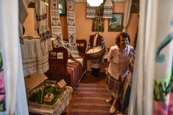 Ніна Буркалець проводить екскурсію в історико-краєзнавчому музеї села Бочаниця. В музеї майже 500 експонатів. Їх Ніна Савівна збирала протягом 17 років