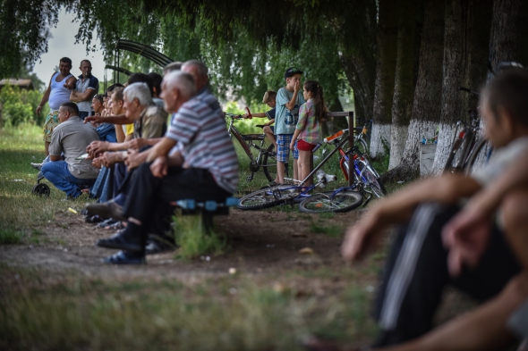 Мешканці села Симонів вболівають за місцеву футбольну команду "Агат". Ті грають з командою з сусіднього села Воскодави. Матч закінчився з рахунком 3:1 на користь симонівців