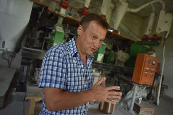  Виталий Скоцик показывает мельницу в селе Симонов. Ее построило три года назад местное агропредприятие "Агат". Для этого переоборудовали и отремонтировали заброшенное полуразрушенное помещение. Мельница окупилась за год