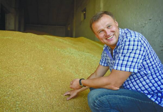 Голова Аграрної партії Віталій ­Скоцик на току в рідному селі Симонів. Він каже: ”Той, хто збирає врожай, поглинає позитивну енергію за весь рік роботи”