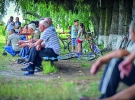 Жителі села Симонів Гощанського району на Рівненщині зібралися біля стадіону вболівати за місцеву футбольну команду ”Агат”. Змагалися зі спортсменами сусіднього села Воскодави. ”Агат” виграв 3:1
