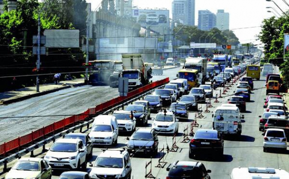 24 червня на столичному проспекті Перемоги утворився автомобільний затор завдовжки понад 10 кілометрів. Тисячі машин намагалися виїхати перед вихідними з Києва. Ремонтники обмежили рух транспортною магістраллю через ремонт дорожнього покриття