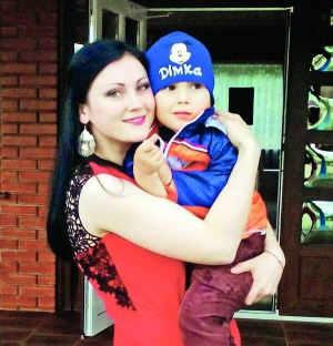 Лідія Ткач із села Паркулина Чернівецької області тримає сина Дмитра. Після самогубства жінки його та молодшого брата Івана виховуватиме батько