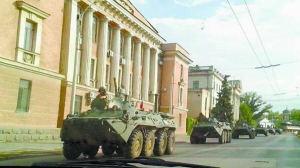 Військова техніка Російської Федерації 7 серпня їде вулицями Керчі в окупованому Криму. Сюди переправили щонайменше 30 БТРів, а також вантажівки й велику кількість військових