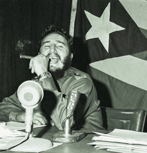 Фідель Кастро народився 13 серпня 1926 року в кубинському містечку Біра. Його батько був власником цукрової плантації. Фідель вивчився на юриста. У 15 років посперечався з колегами по коледжу, що на велосипеді на повному ходу врі­жеться в стіну — і виграв парі. Разом із братом Раулем і аргентинцем Ернесто Че Геварою очолив революційний рух проти диктатора Куби Фульхенсіо Батісти. Після перемоги революції 1 січня 1959 року Фідель стає прем’єр-міністром, а 1976-го — президентом. 2008 року відмовився від усіх посад. Відтоді рідко з’являється на людях. Зазвичай по телебаченню транслюють записи його виступів без звуку. Країною керує Рауль