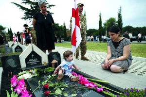 Рідні прийшли до могили солдата на цвинтарі ”Мухатгверді” в передмісті столиці Грузії Тбілісі. Там поховані загиблі у війні з Росією військові