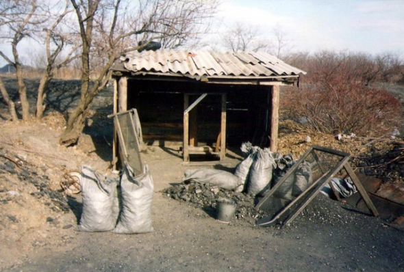 Одна з перших нелегальних шахт міста Сніжне, Донецька область. Саме тут вперше почали видобувати нелегально вугілля таким способом
