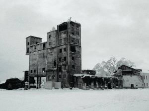 Закрита десять років тому шахта ”Бендюзька” неподалік міста Червоноград у Львівській області. Усе цінне з неї вивезли, зі слів тамтешніх охоронців. Однак туди ще приходять цигани — шукають метал, і селяни — збирають відрами вугілля 