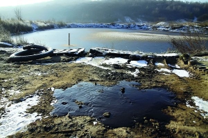 На шести гектарах біля Грибовицького сміттєзвалища за Львовом у радянські часи викопали ставки. Туди зливали кислі гудрони — продукти переробки Львівського мастильно-нафтового комбінату. Завдяки верхньому шару води шкідливі сполуки не випаровувалися