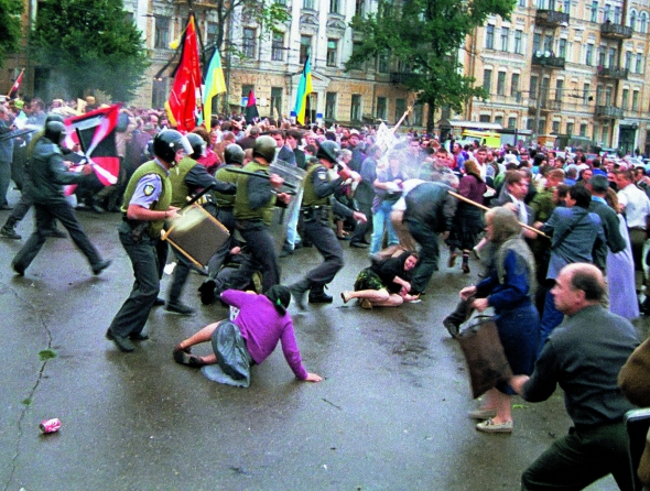 Бійці ”Беркута” і внутрішніх військ розганяють учасників похорону Патріарха Володимира на Софійській площі в Києві 18 липня 1995 року