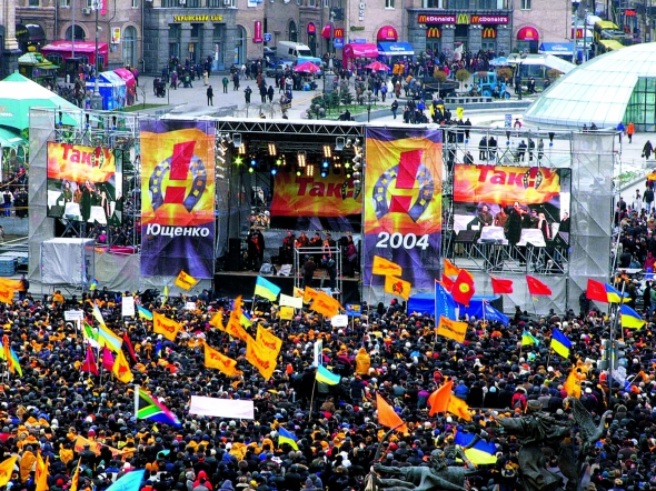 Мітинг прихильників опозиційного кандидата у президенти Віктора Ющенка на майдані Незалежності в Києві, листопад 2004 року