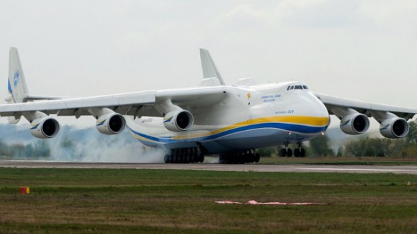 Самолет Ан-225 "Мрия", создан киевским конструкторским бюро имени Олега Антонова, самый мощный в мире. Способен поднять в воздух до 250 т груза.