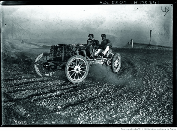 28 серпня 1904 року, учасники автомобільних перегонів біля гори Ванту в французькому Провансі