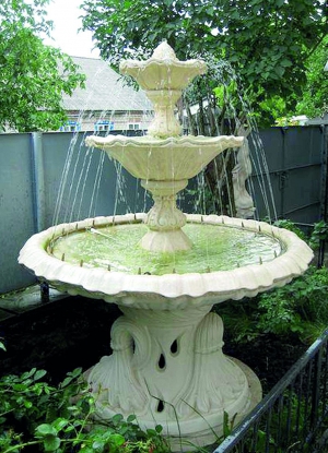 Серед садових фонтанів найпопулярніші дво- чи триярусні з басейном знизу