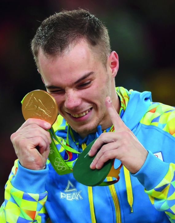 Гімнаст Олег Верняєв показує золоту медаль Олімпіади-2016. Виграв змагання на паралельних брусах. Раніше став срібним призером у багатоборстві. Спортсмен народився в Донецьку. З 2009 року мешкає в Києві