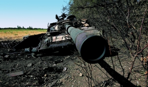 Обгорілий український танк стоїть за селом Многопілля Амвросіївського району Донецької області. У серпні 2014-го тут потрапили в оточення 1-й і 2-й взводи 39-го батальйону Збройних сил України