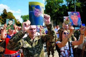 На столичній Михайлівській площі люди тримають портрети рідних і друзів, які загинули під Іловайськом на Донеччині. Київ, 29 серпня 2015 року
