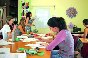 Жінки навчаються шити сукні у київському ­коворкінгу ”Шити легко”. Заняття тривають місяць. Курс коштує тисячу гривень
