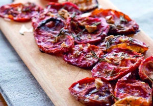 Сушені у духовці помідори зберігають в олії. Додають до вермішелі, піци, салатів і м’яса