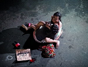 36людей в середньому страчують шляхом самосуду щодня у Філіппінах. Їх підозрюють у торгівлі наркотиками Жінка обнімає тіло свого чоловіка у передмісті Маніли Пасай у липні 2016-го. Його застрелили на вулиці за наркоторгівлю. Поруч лежить табличка з написом ”Я наркобарига”